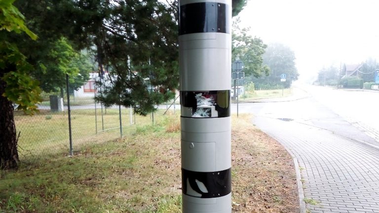 Hoyerswerda: Blitzersäule erneut schwer beschädigt