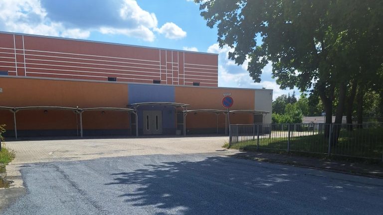 Niesky: Pünktlich zum Schulstart – Zufahrt zur Turnhalle wieder frei