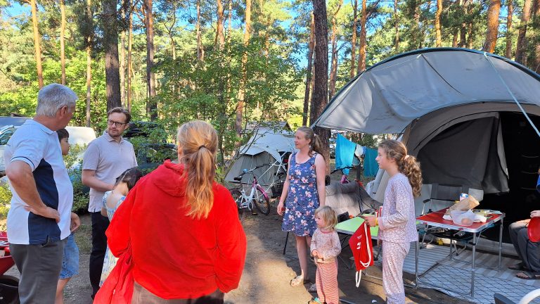 Großkoschen: Rote Schubkarre macht Station im Familienpark