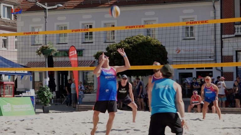 Finsterwalde: 14. Volleyball-Beachcup auf dem Marktplatz
