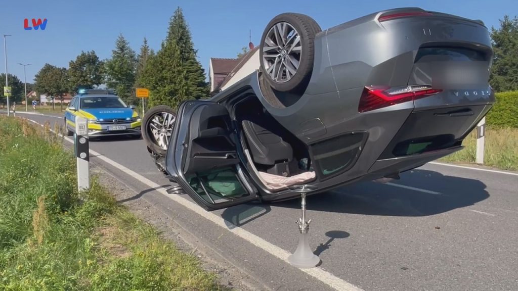 Oßling: Mit Baum kollidiert und überschlagen