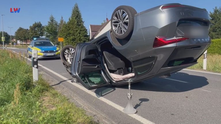Oßling: Mit Baum kollidiert und überschlagen