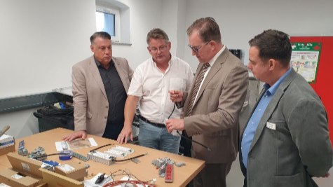 Schwarzheide: Landrat besucht Elektrotechnikunternehmen