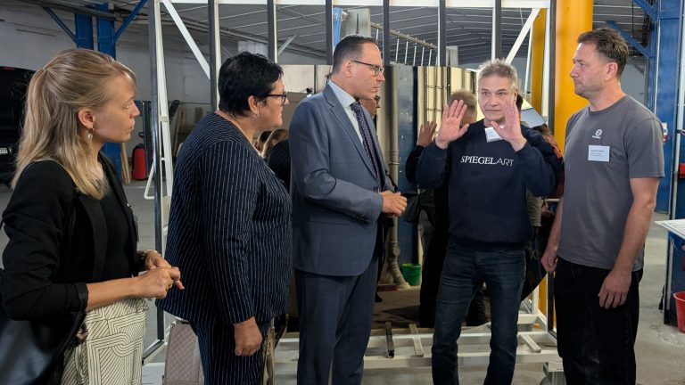 Weißwasser: Panter besucht Wirtschaftsstandort