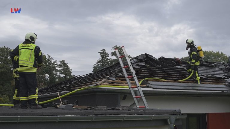 Herwigsdorf: Brand zerstört Dachstuhl eines Neubaus