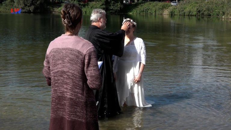 Hoyerswerda OT Bröthen: Wo der See zum Taufbecken wird