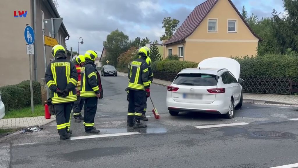 Lohsa OT Groß Särchen: Drei Verletzte und hoher Sachschaden nach Vorfahrtsfehler