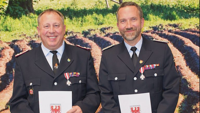 Klaistow/Elbe-Elster: Hohe Auszeichnungen für zwei Feuerwehr-Kameraden