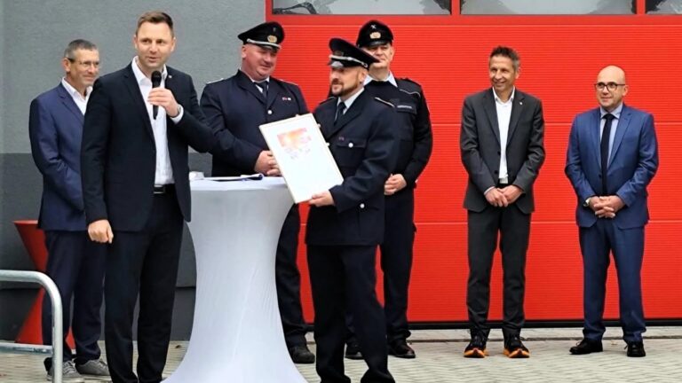 Plessa: Neues Feuerwehr-Gerätehaus übergeben