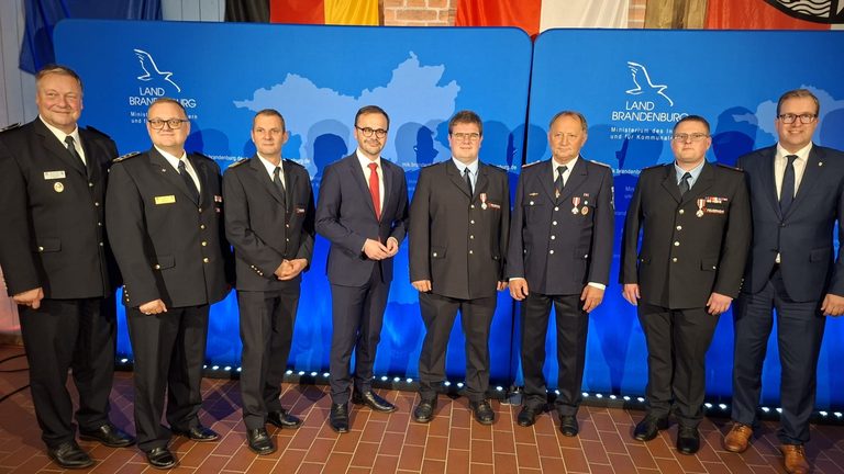 LK OSL: Drei Feuerwehrleute für ihren Einsatz ausgezeichnet