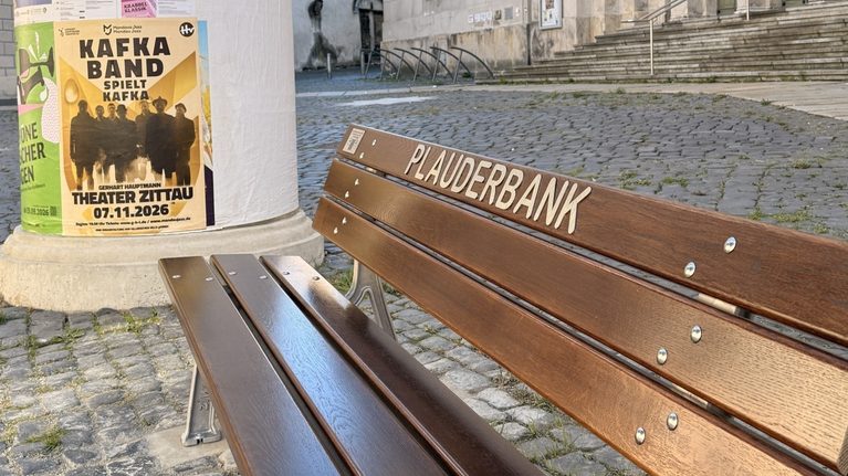 Zittau: Plauderbank vor der Johanniskirche