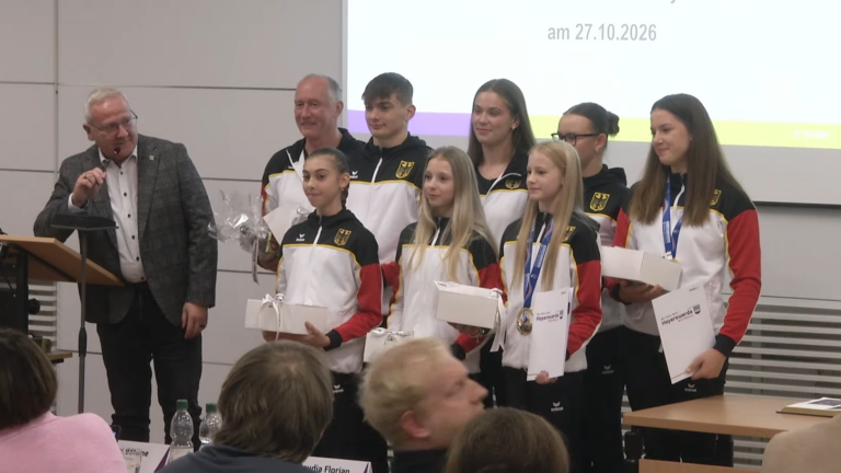 Hoyerswerda: Eintrag ins Goldene Buch für erfolgreiche Sportakrobatinnen